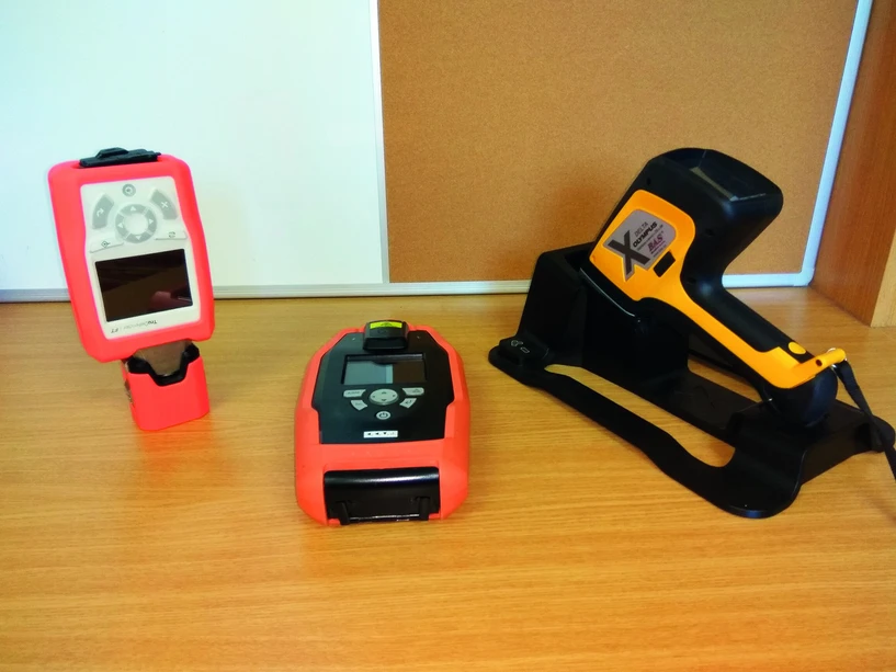 Hasičský záchranný sbor ČR: Zleva FTIR TruDefender, Romanův spektometr FirstDefender, ED XRF spektometr Delta