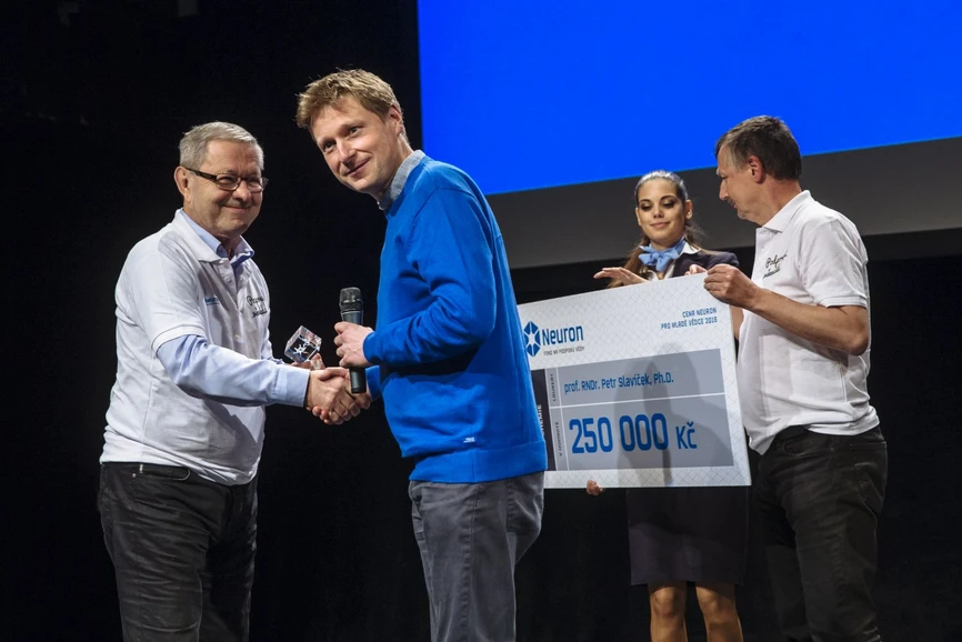 VŠCHT Praha: Prof. Petr Slavíček převzal včera Cena Neuron pro mladé vědce do 40 let.