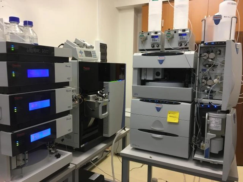 Český rozhlas/Tereza Šťastná: Kapalinový chromatograf analyzuje vodu na přítomnost pesticidů a zbytků léčiv.